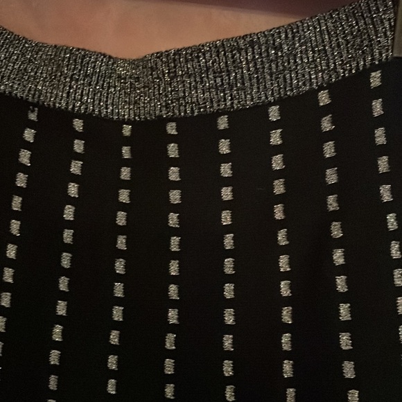 A beautiful black and silver skirt with sliver trims - Picture 2 of 6